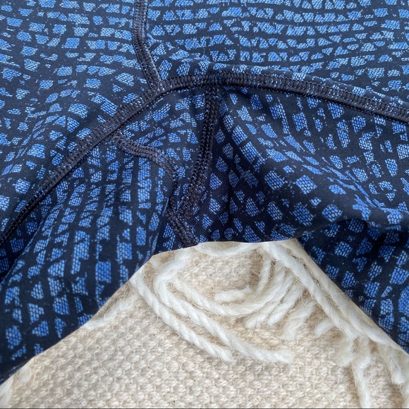 LULULEMON navy and black Shatter Weave Pace Rival crop leggings 6 - Picture 4 of 10